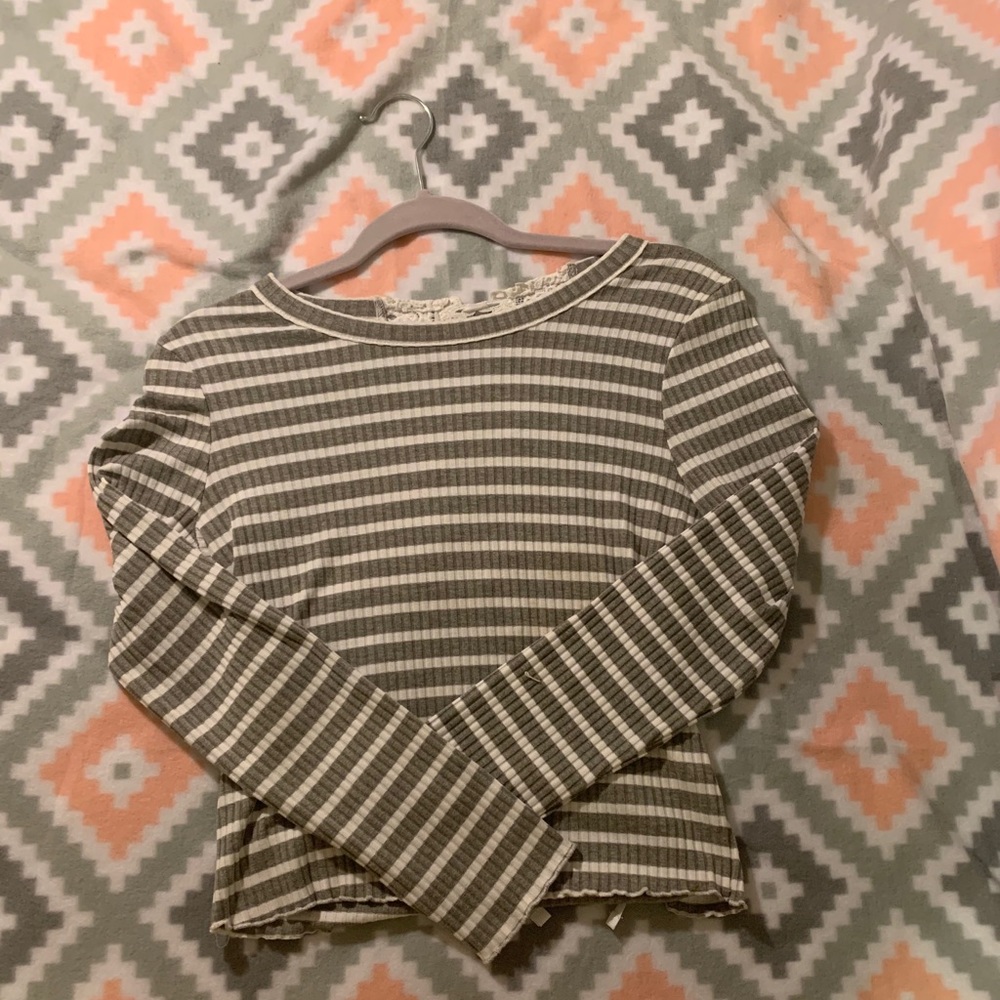 Ruffle stripped long sleeve crop